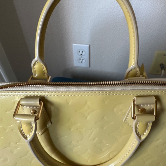 Louis Vuitton Alma - Picture 9 of 17